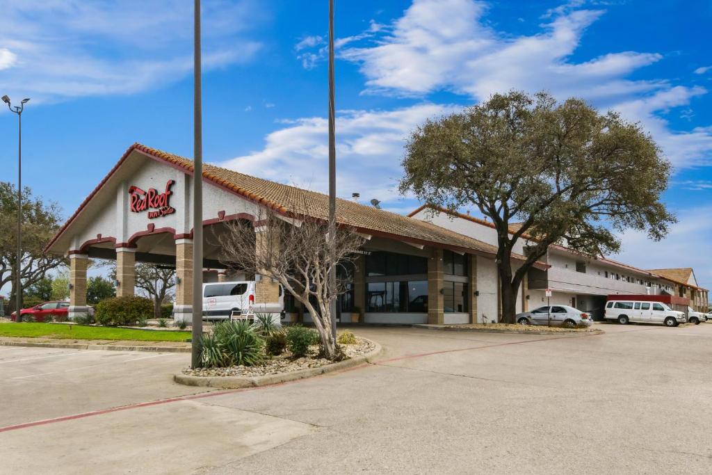 Red Roof Inn & Suites Irving - DFW Airport South photo 2