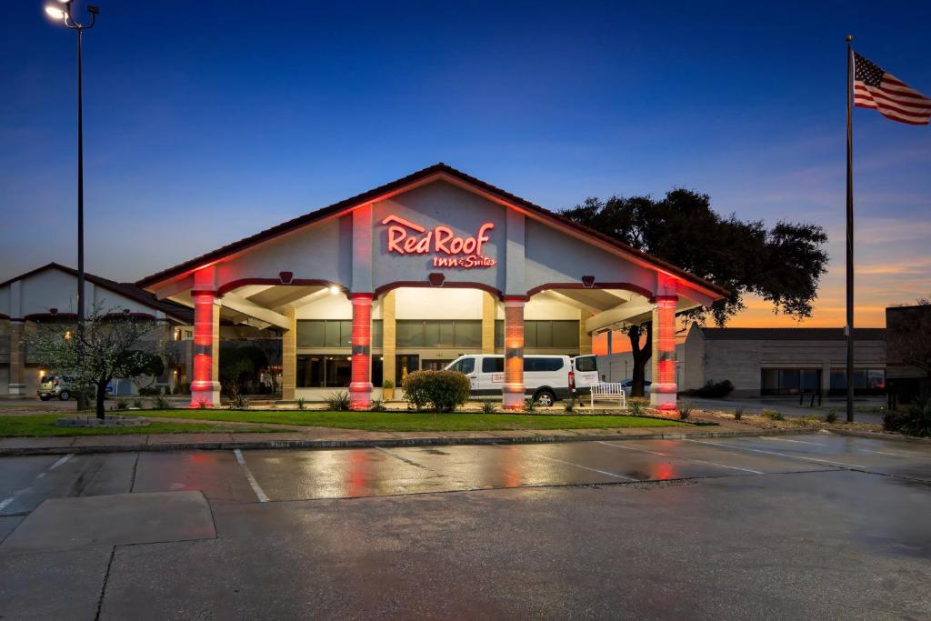 Red Roof Inn & Suites Irving - DFW Airport South photo 4