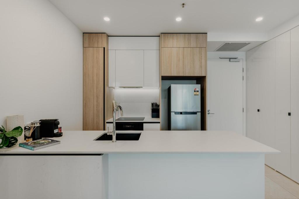 Comfy 1-Bed Apt with Courtyard, Gym, BBQ & Parking photo 2