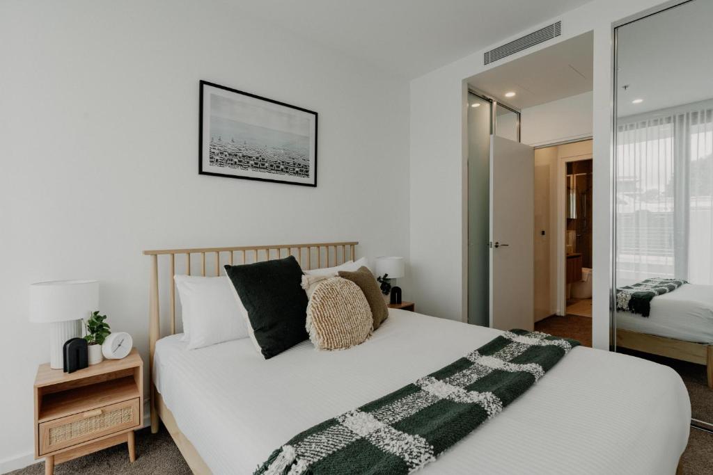 Comfy 1-Bed Apt with Courtyard, Gym, BBQ & Parking photo 3