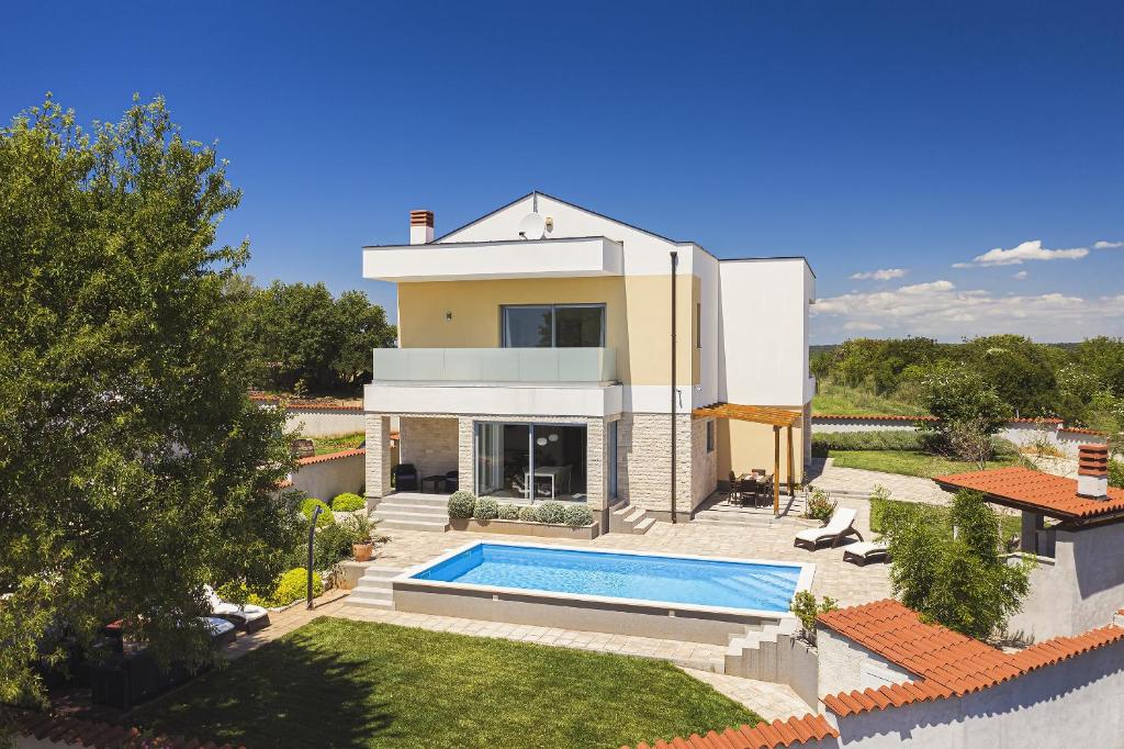 Holiday house with a swimming pool Barbariga, Fazana - 22763 photo 1