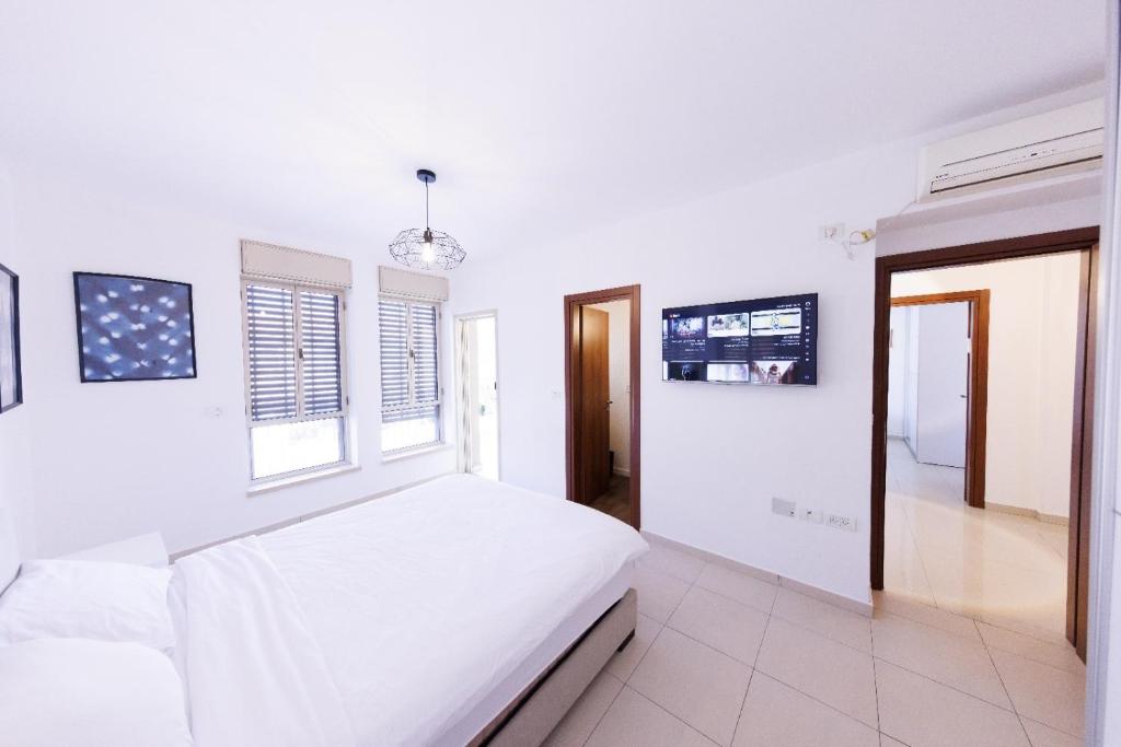 Large house with a Great Deal ! photo 3