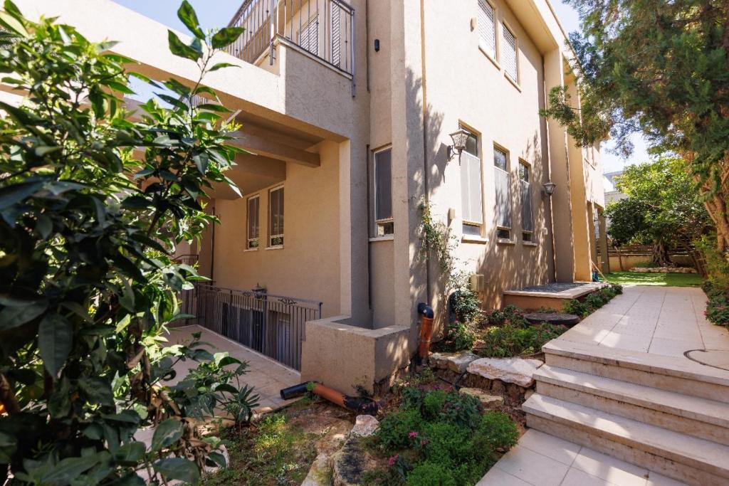 Large house with a Great Deal ! photo 1