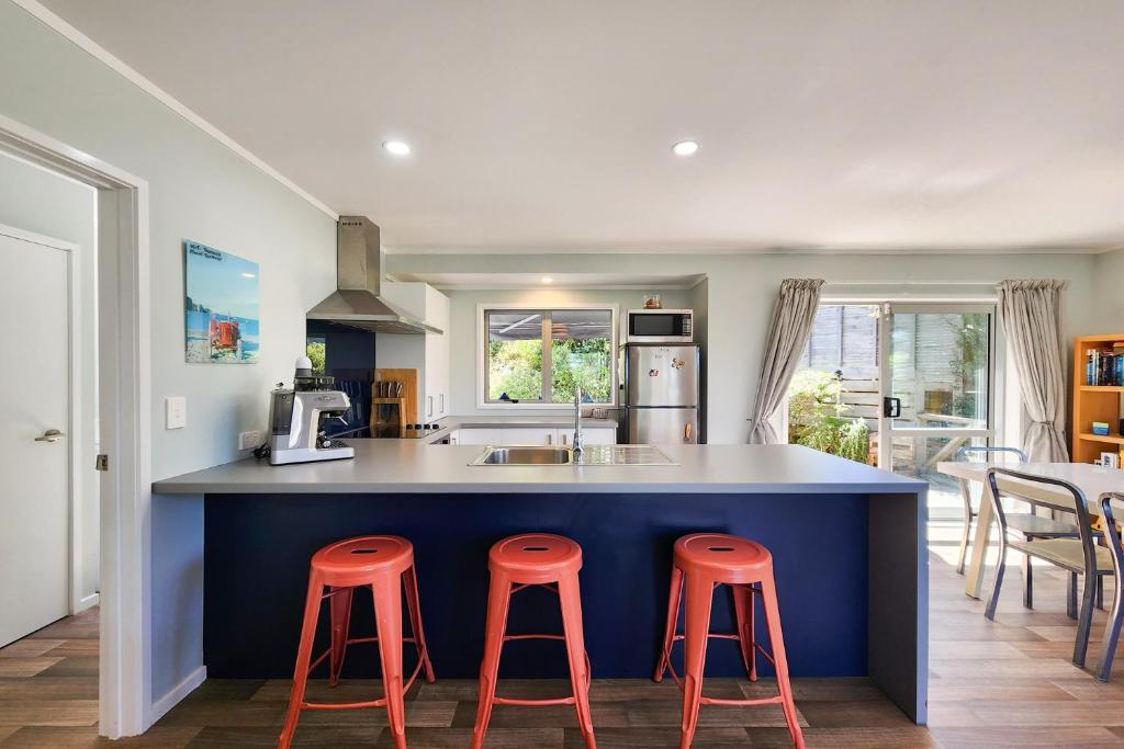 Hahei Hillside Treehouse photo 4