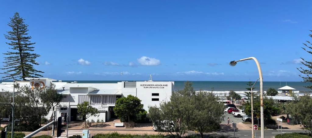 Ocean View - Alexandra Headlands Beachfront Unit photo 2