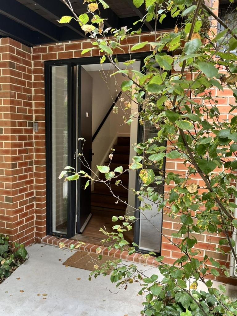 Inn Central Townhouse at Canberra - Tap to explore photos