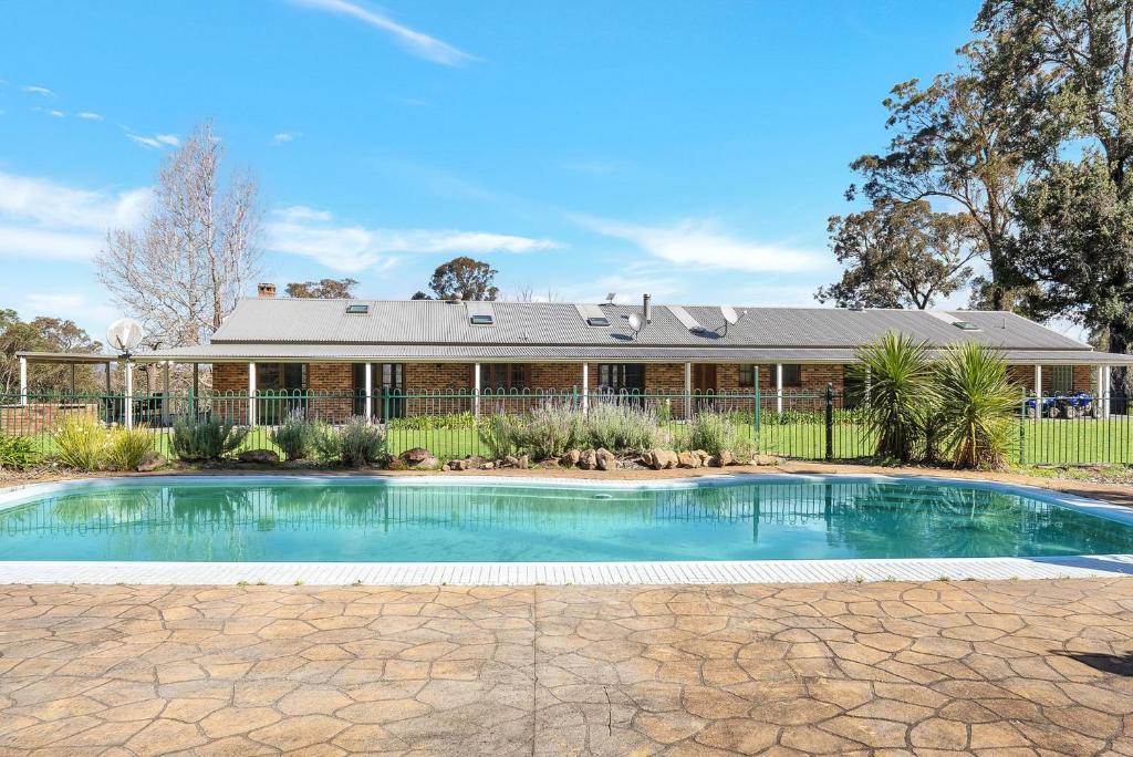 MarMel - Four bedroom home with pool and fire pit