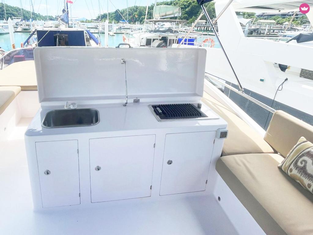 Luxury 2 Bed Boat With Crew photo 1