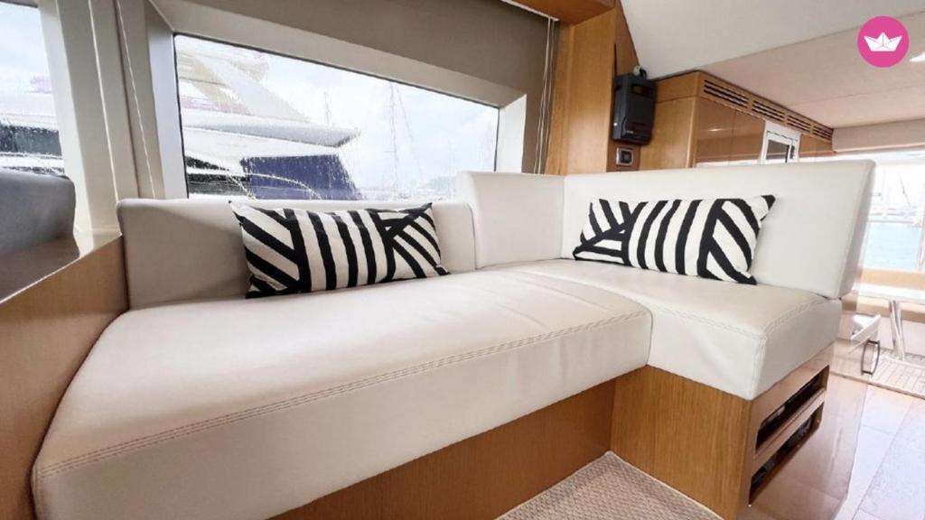 Luxury 2 Bed Boat With Crew photo 2