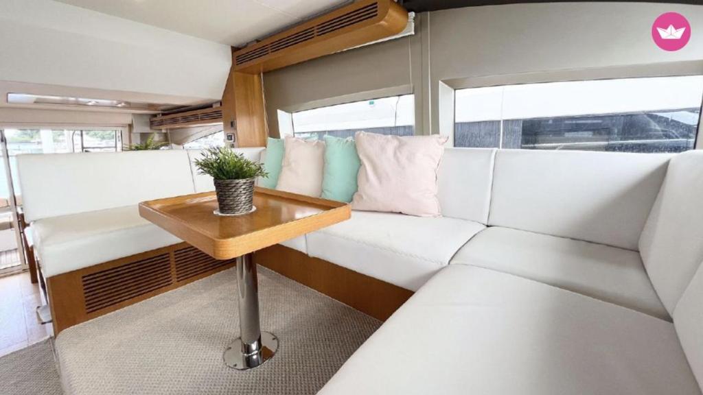 Luxury 2 Bed Boat With Crew photo 4