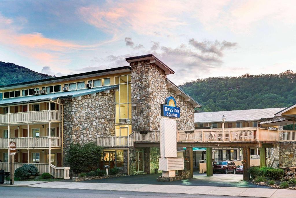 Days Inn & Suites by Wyndham Downtown Gatlinburg Parkway image