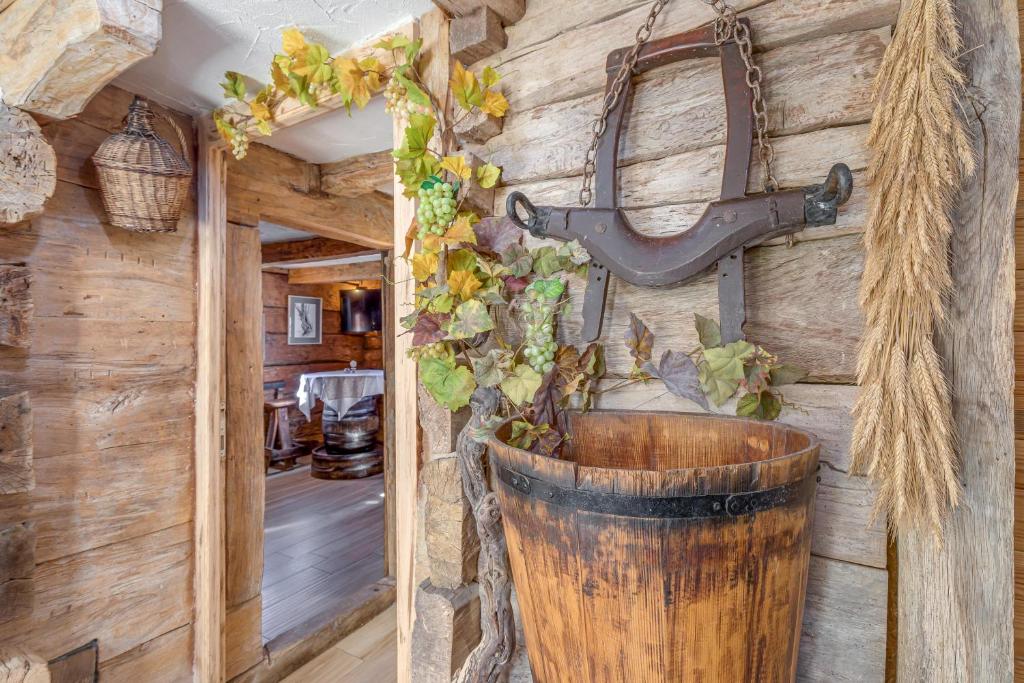 Homestead Bahor With Whirlpool - Happy Rentals photo 2