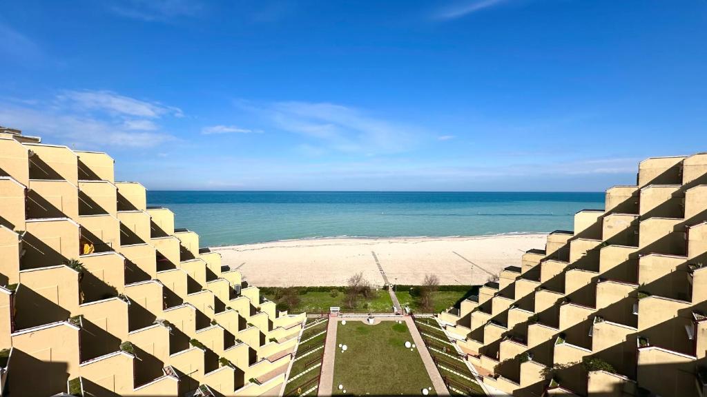 SE054 - Senigallia, monolocale fronte mare alle ‘’Piramidi’’ photo 2