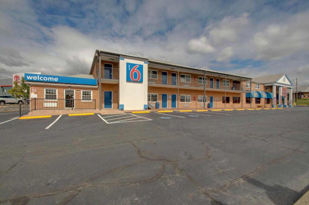 Motel 6-Falls Church, VA - Arlington Boulevard photo 1