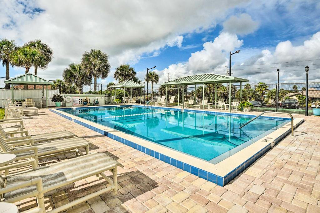 Daytona Condo with Community Pool, Walk to Beach! photo 1
