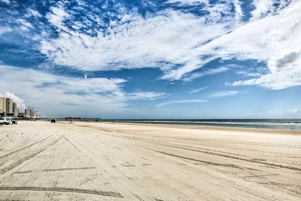 Daytona Condo with Community Pool, Walk to Beach! photo 2