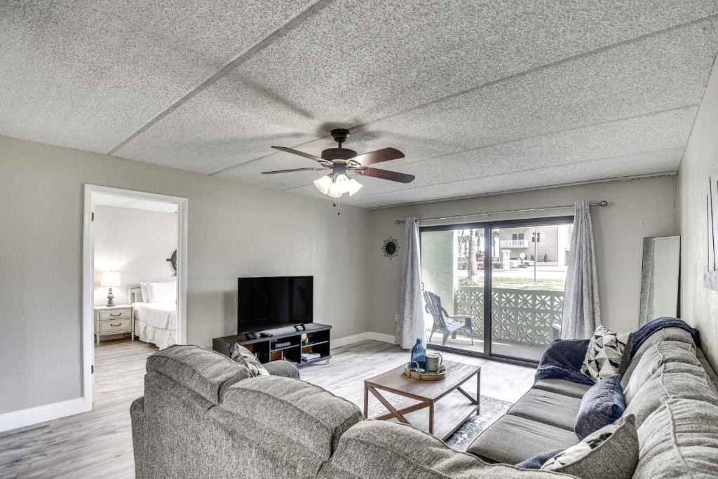 Daytona Condo with Community Pool, Walk to Beach! photo 3
