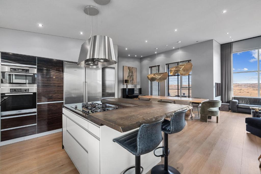 Luxurious large home Perfect for your group photo 1