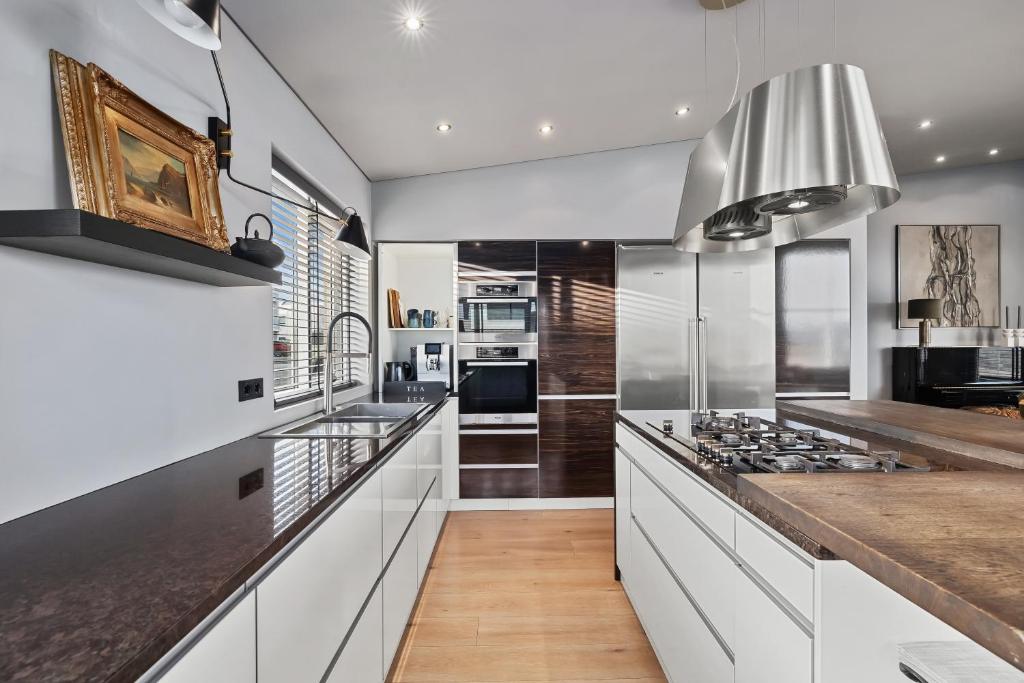 Luxurious large home Perfect for your group photo 3