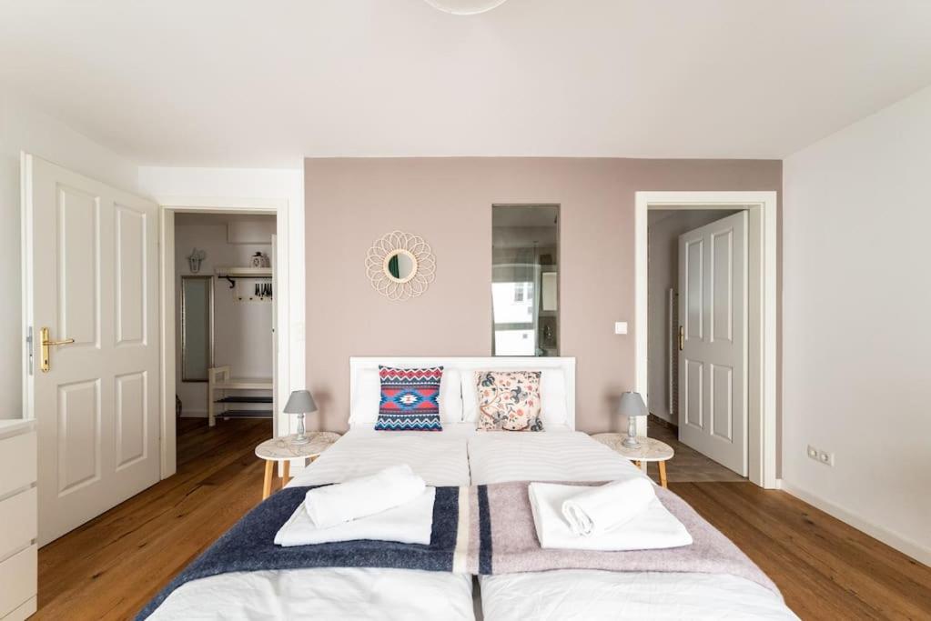 Neat 1BR Duplex by Metro and Center by HM - Tap to explore photos