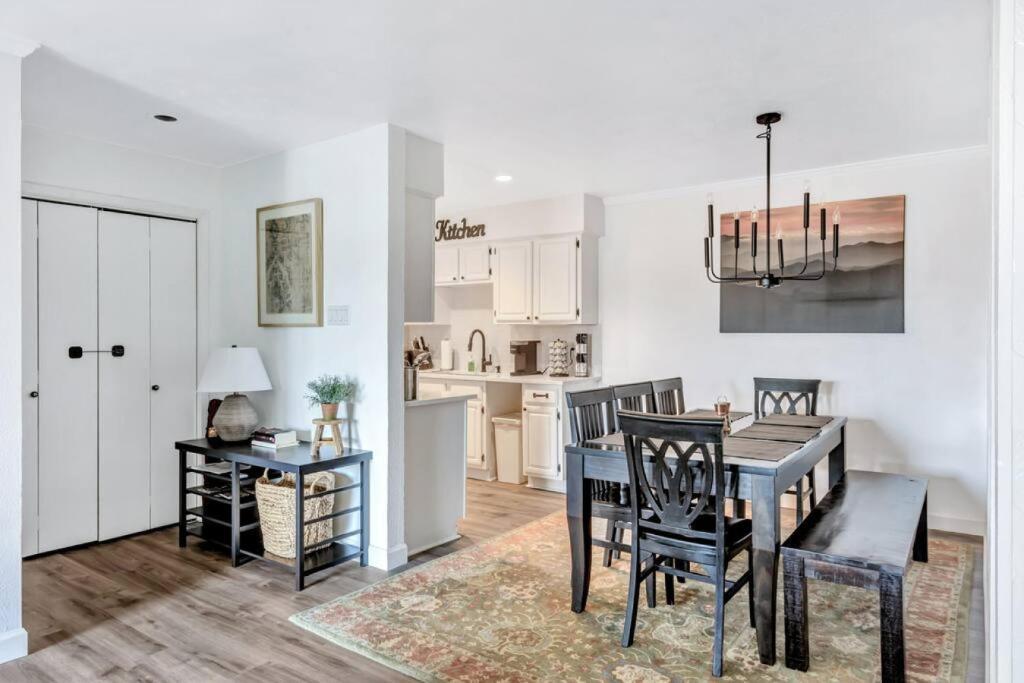 Modern Designed, Lakefront Home in Garland photo 4