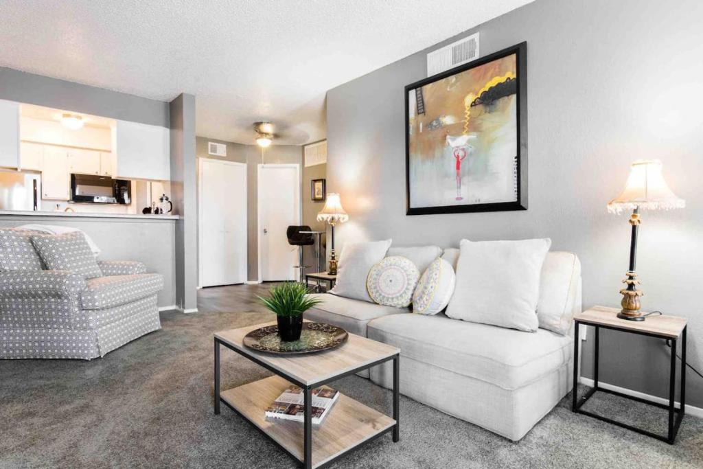 Cute One Bedroom Apartment with Balcony image