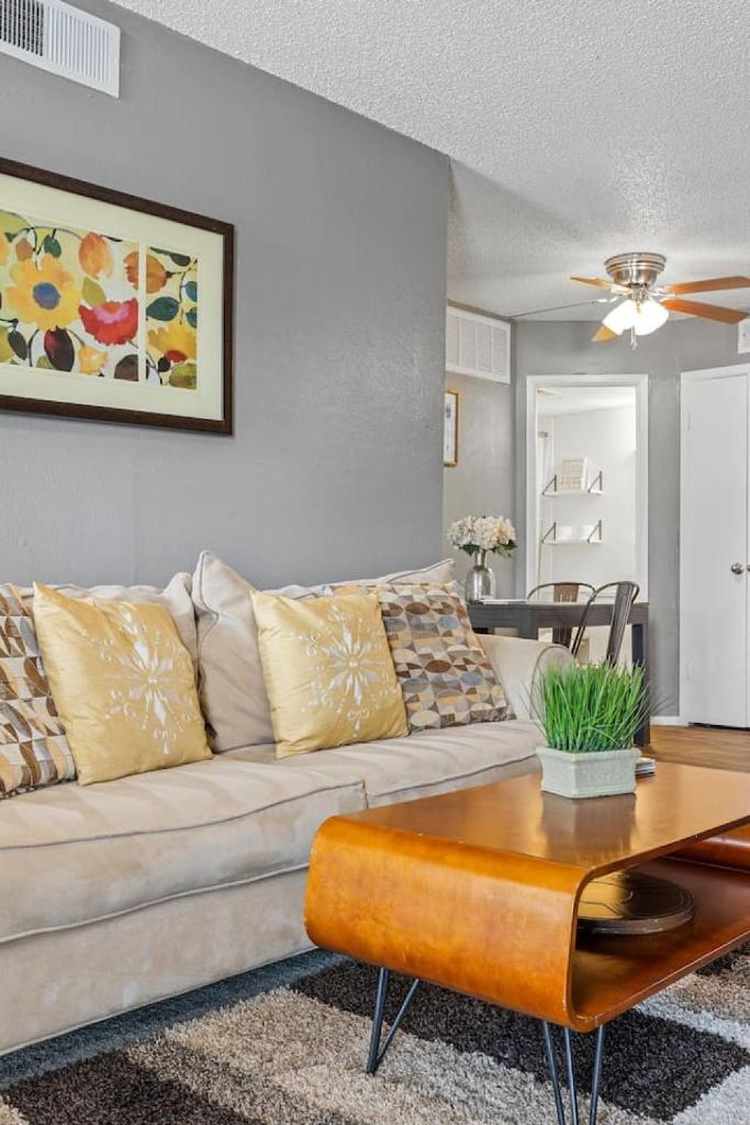 Urban One Bedroom Apartment with Wifi image