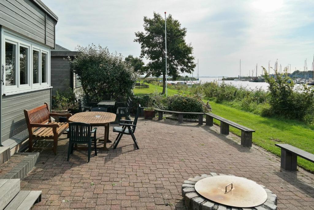 8 pers House 'Capitein Theis' with seaside in front of the Lauwersmeer photo 1