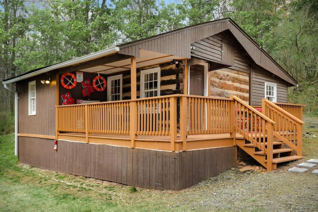 Creekside Cabin w Hot Tub, Fire Pit, Grill, WiFi! image