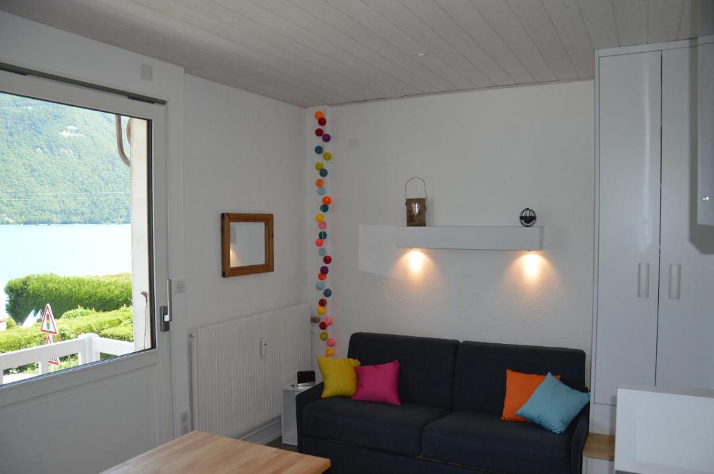 Le Coin des Cygnes, appartement cosy avec balcon face au lac d'Annecy et plage privée photo 2