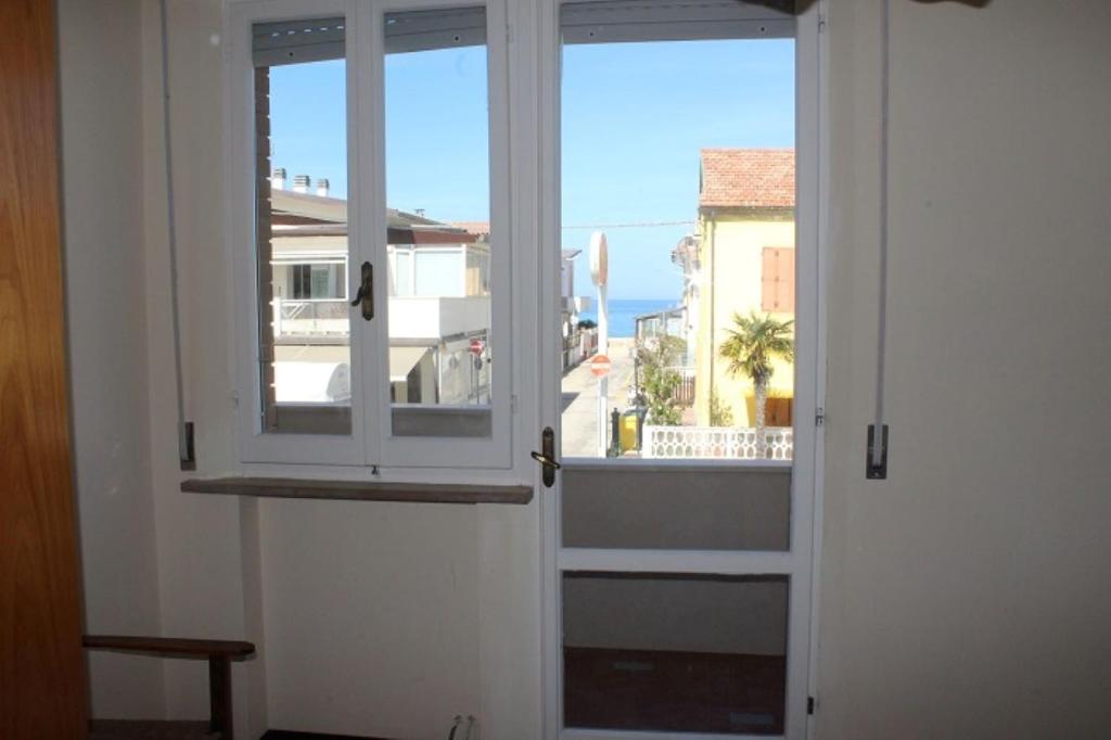 CORSO quadrilocale a 30 mt dal mare con posto auto photo 2