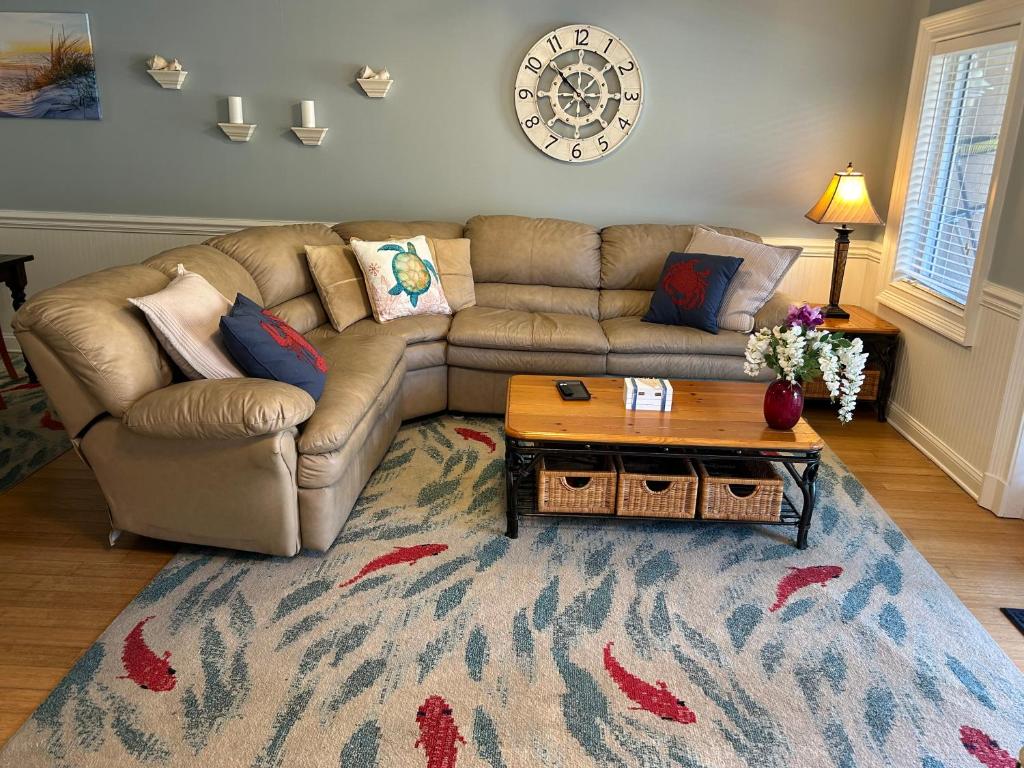 Unique 3BR, 1 of 5 Condos w/Huge Poolside Patio, Steps to Beach & Pier, Gated photo 2