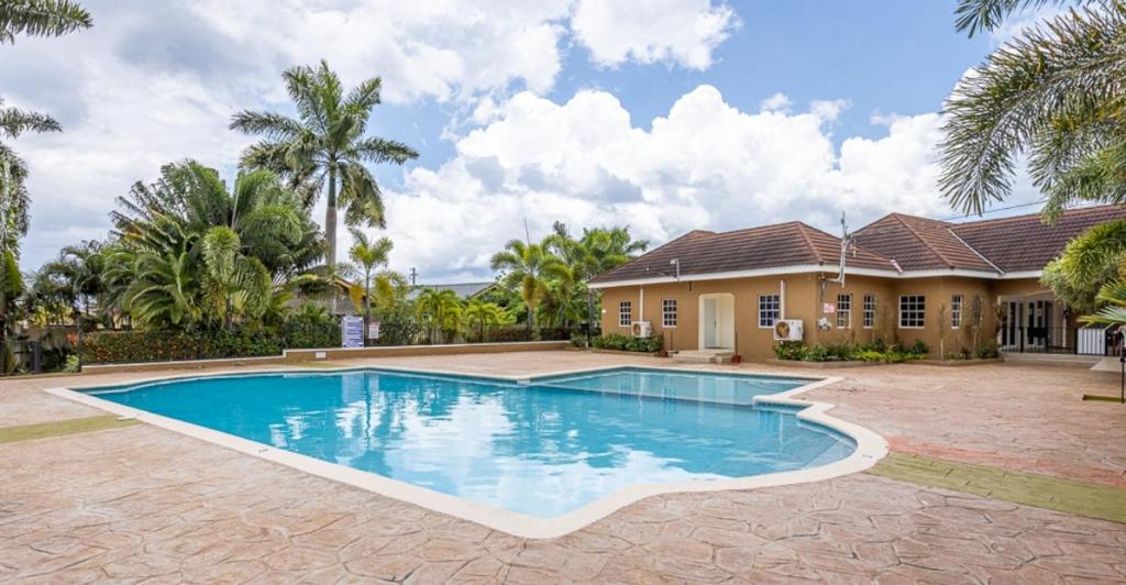 Draxhall Villa in Ochio Rios with King Bed and Ensuite near Dunns River Falls- 3 mins from Beach! photo 1