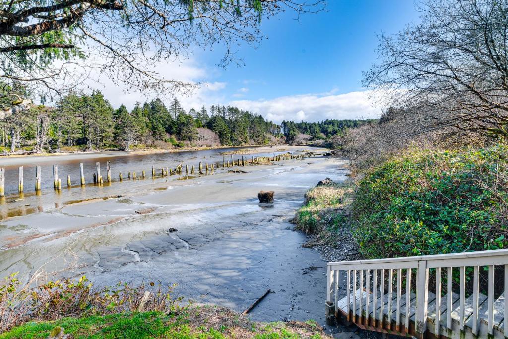 Cozy PNW Getaway with Fire Pit Walk to Beach! photo 2