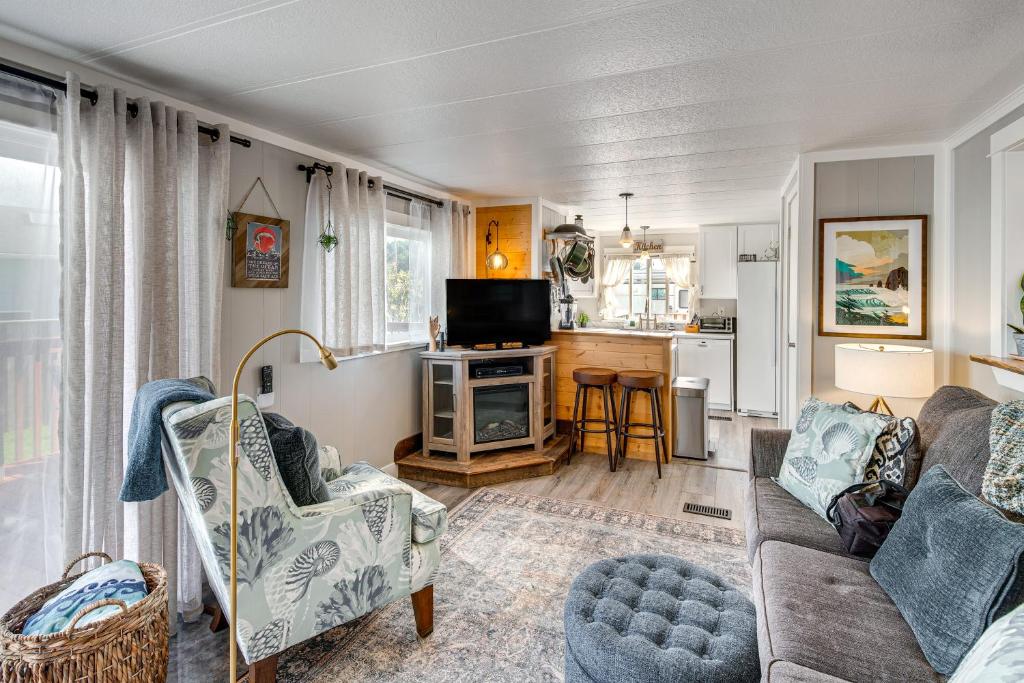 Cozy PNW Getaway with Fire Pit Walk to Beach! photo 3