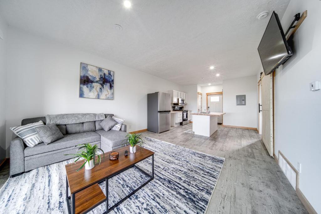 Pet-Friendly Condo with Golf Views Near Lake Erie!