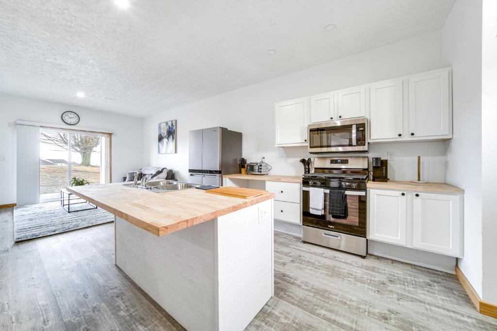 Pet-Friendly Condo with Golf Views Near Lake Erie! photo 1