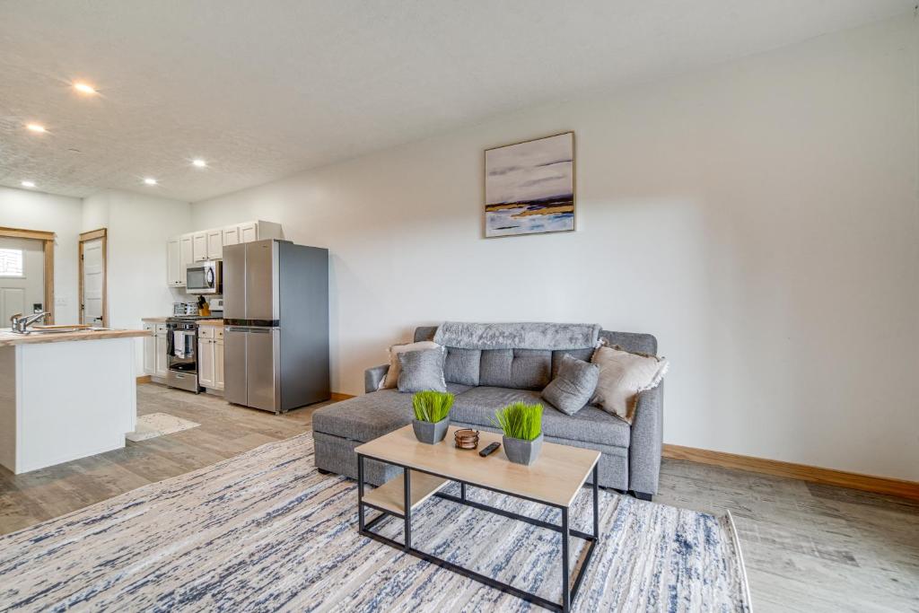 Golf-View Erie Condo about 4 Mi to Lake Pets Welcome! photo 1