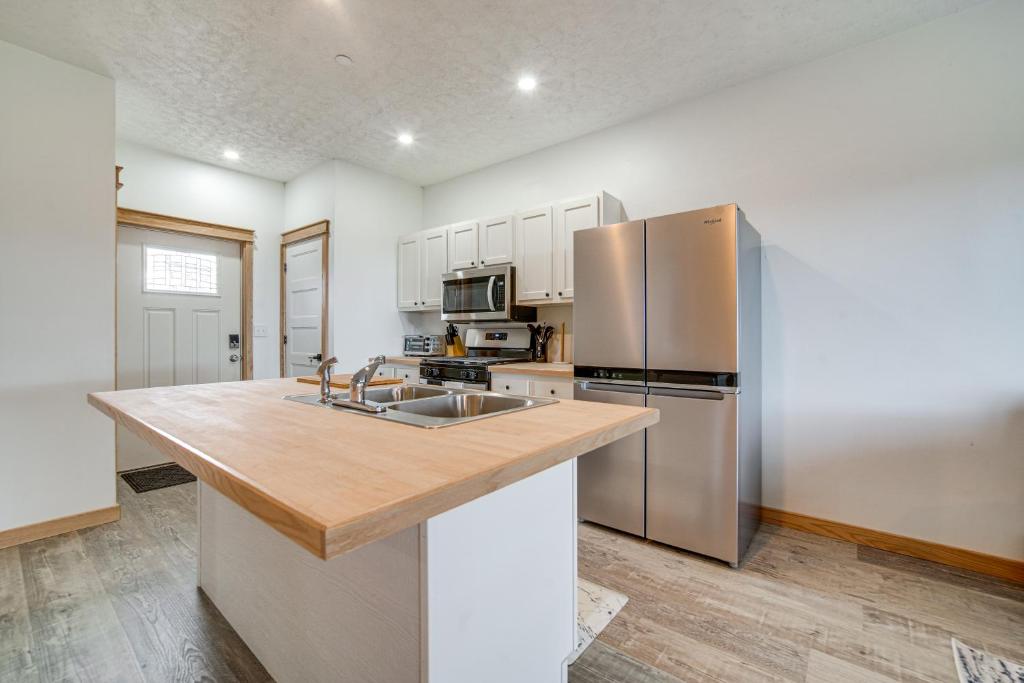 Golf-View Erie Condo about 4 Mi to Lake Pets Welcome! photo 4
