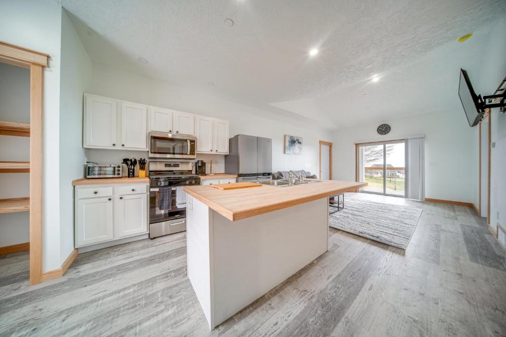 Erie Condo Near Lake with Golf Views Pets Welcome!