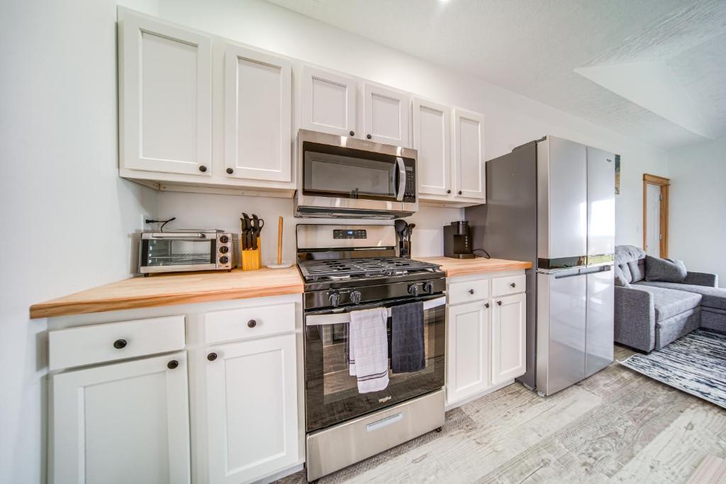 Pet-Friendly Erie Condo with Golf and Lake Views! photo 1