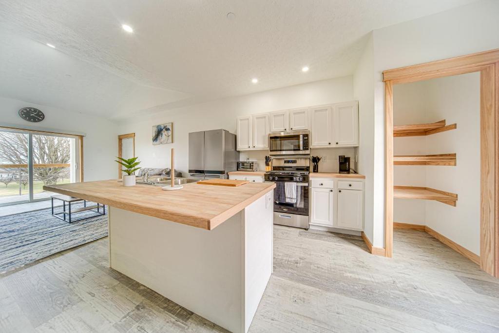Erie Condo about 4 Mi to Lake with Golf Course Views! photo 1