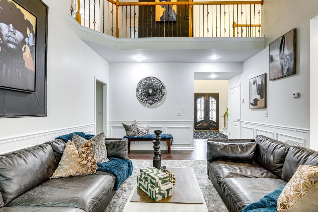 Modern Stone Mountain Home with Spacious Deck, Grill photo 3