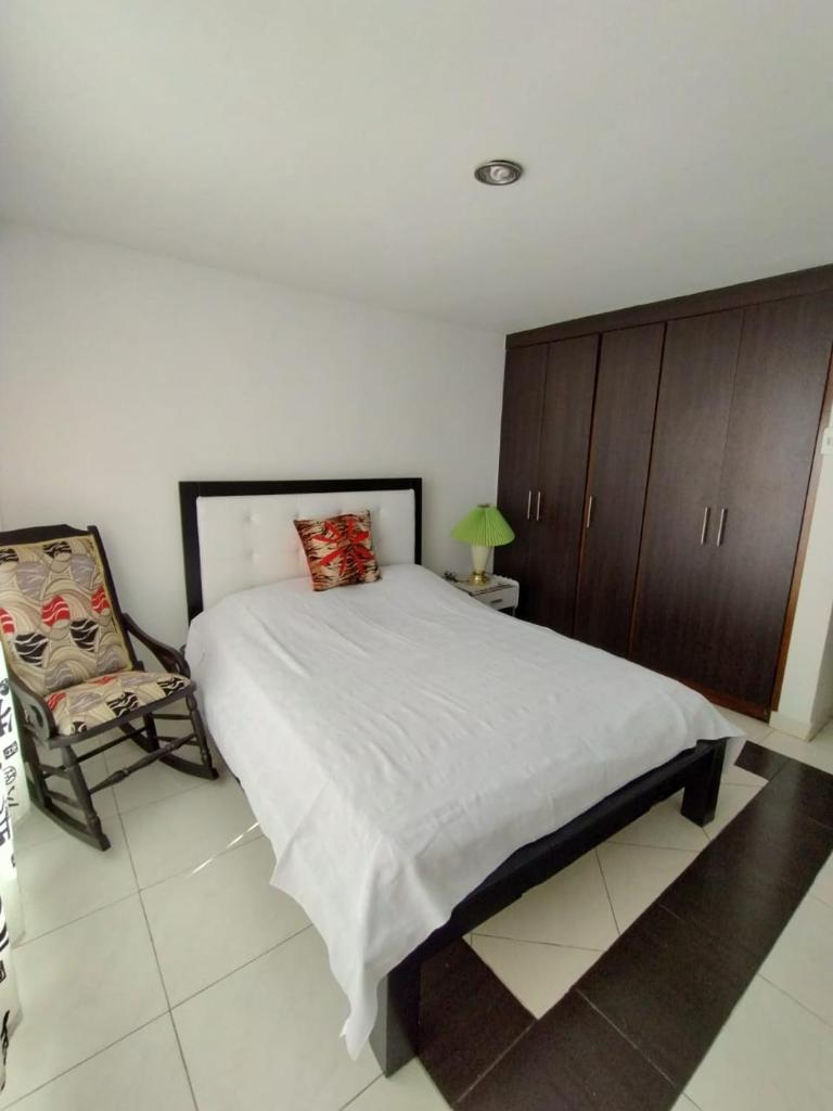 Habitacion privada en casa familiar con bano compartido photo 1