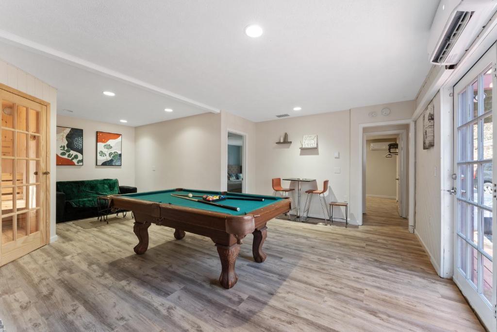 Gorgeous 5BD w Hot-Tub & Pool villa located in the middle of Pocono photo 3