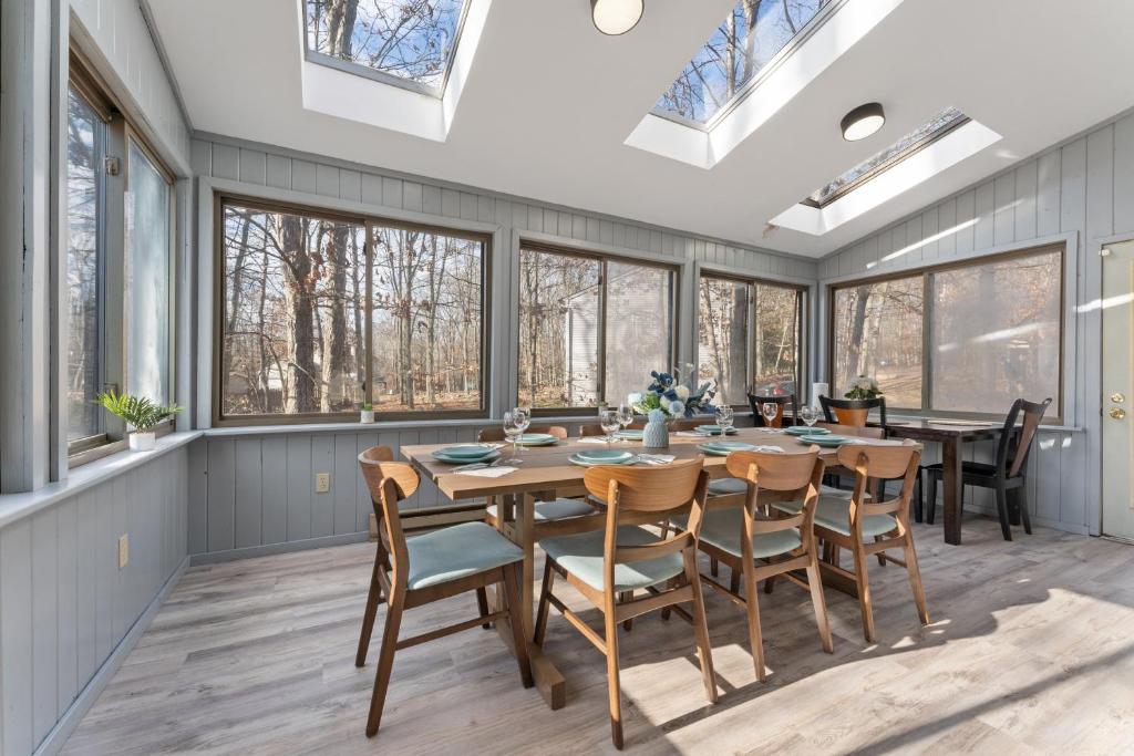 Gorgeous 5BD w Hot-Tub & Pool villa located in the middle of Pocono