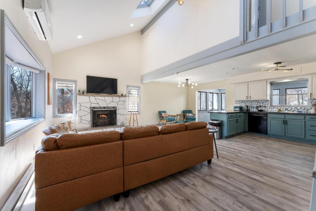 Gorgeous 5BD w Hot-Tub & Pool villa located in the middle of Pocono photo 2