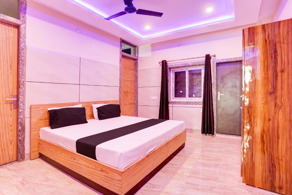 OYO Flagship Hotel 7