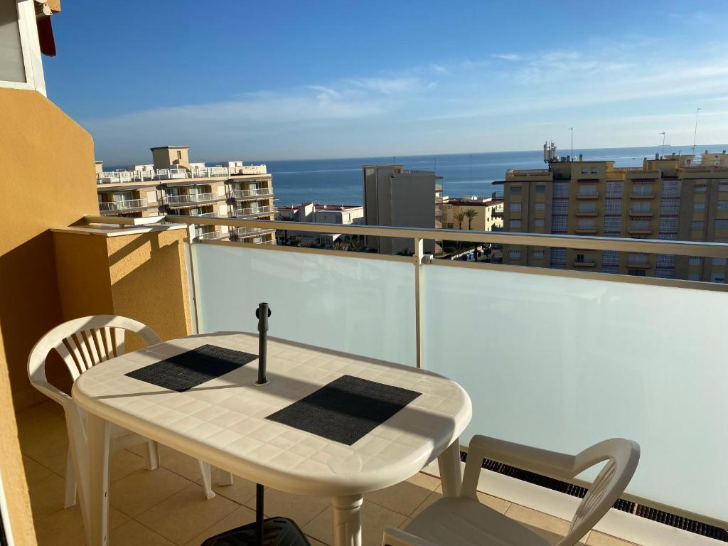 High-Floor Bright Apartment with Sea Views photo 3