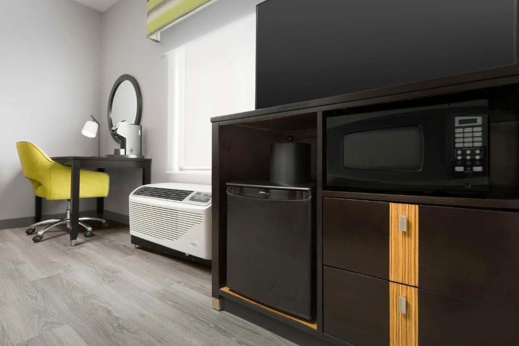 Hampton Inn & Suites by Hilton El Paso/East - Tap to explore photos